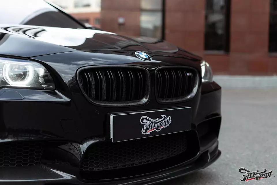 BMW M5. Ламинация карбоном деталей интерьера. Установка карбоновых деталей экстерьера.